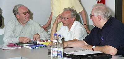 Mitglieder im Gespräch, sitzen am Tisch.