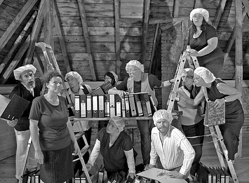 Gruppenfoto der Schauspieler.